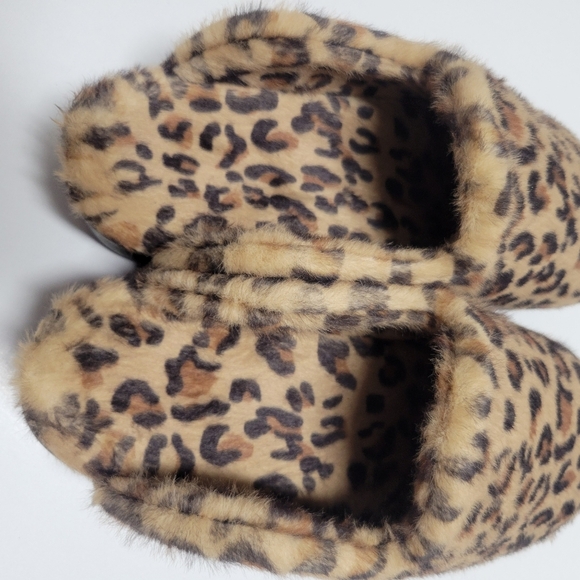Alegría Cheetah print faux fur slipper Mule clogs. - Picture 12 of 14